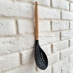کفگیر سوراخ دار دسته چوبی سری سیلیکونی