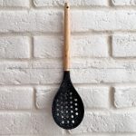 کفگیر سوراخ دار دسته چوبی سری سیلیکونی