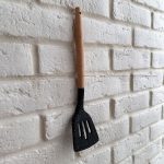 کفگیر تخت شیار دار دسته چوبی سری سیلیکونی