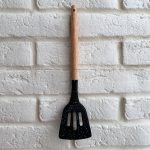 کفگیر تخت شیار دار دسته چوبی سری سیلیکونی
