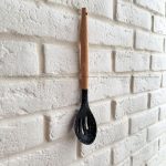 کفگیر بیضی شیار دار دسته چوبی سری سیلیکونی