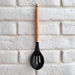 کفگیر بیضی شیار دار دسته چوبی سری سیلیکونی